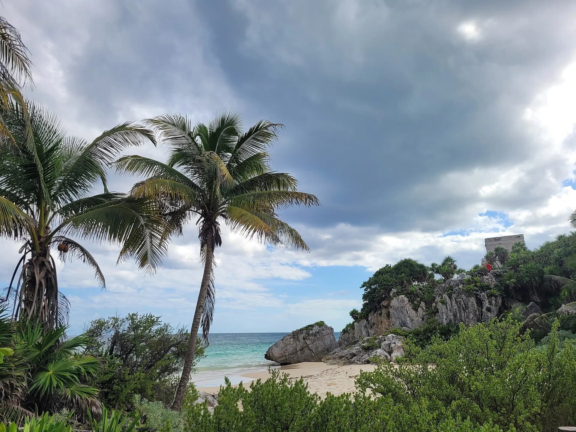 Palmeras frente a la playa y las ruinas de Tulum
