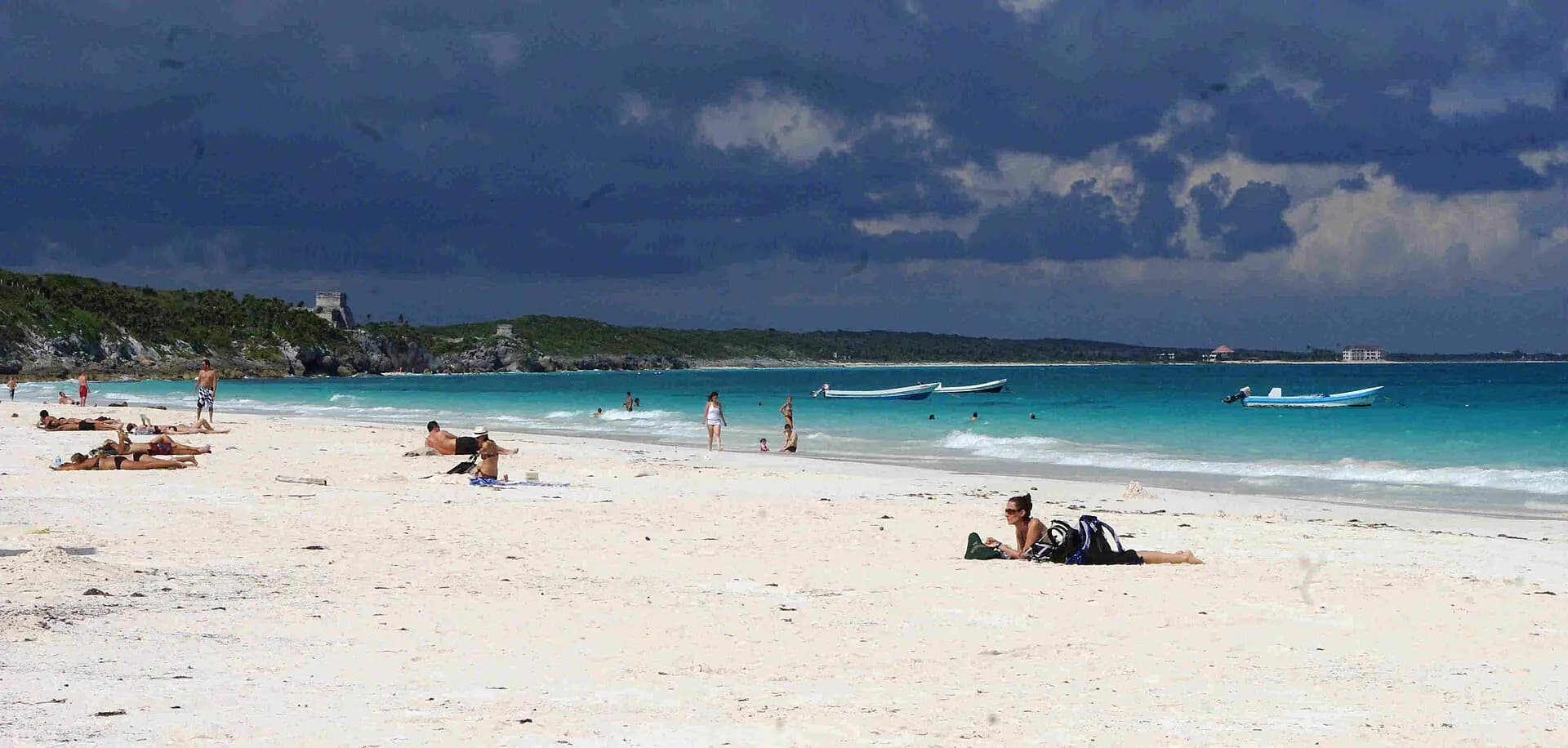 Playa extensa de arena blanca y agua turquesa en Tulum